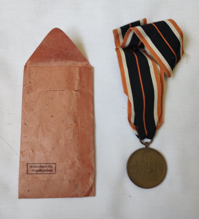 Medal set: KvM 'KriegsverdienstMedaille (War merit medal 1939) and issue packet