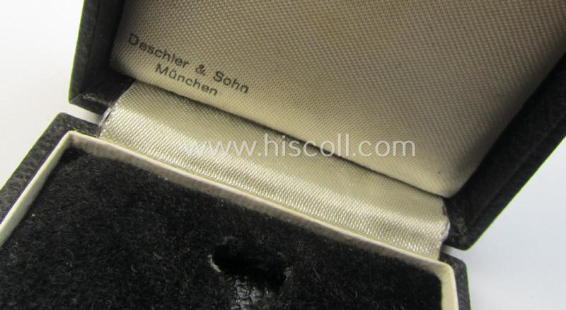 Attractive medal-set: 'Kriegsverdienstkreuz 1. Klasse mit Schwertern', being a maker- (ie. '1'-) marked specimen that comes stored in its original, simplified etui by the: 'Deschler u. Sohn'-company