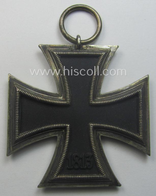 'EK II. Klasse'-set comprising of a non-maker-marked specimen that comes with its ribbon (ie. 'Bandabschnitt') and 'Zellstoff'-based pouch as produced by the company: 'L.Chr. Lauer' (ie. 'Hersteller 14')