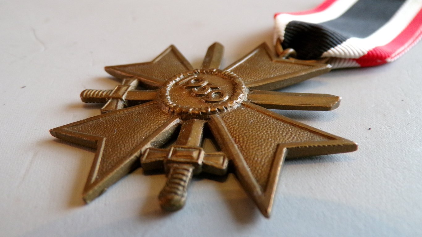 Kriegsverdienskreuz mit schwerten