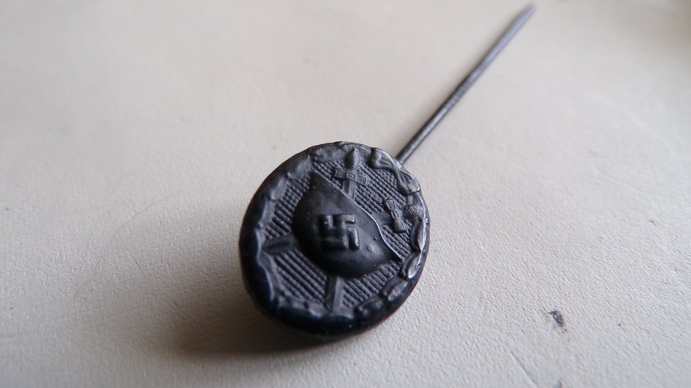 2 miniature Wound badges, L/11