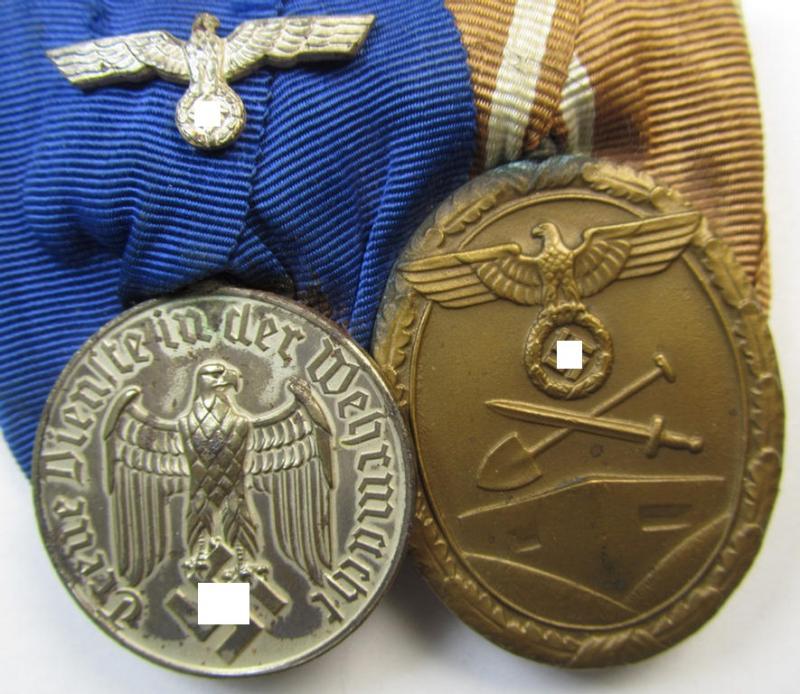 Attractive, 2-pieced WH (Heeres o. KM) medal-bar (ie. 'Orden- o. Doppelspange') showing resp. a: 'WH DA für 4 Jahre t.D.' and a: 'Deutsches Schutzwall Ehrenzeichen' (aka: 'Westwall'-medal)