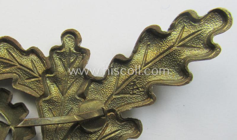 Superb, bright-golden-toned- and/or: 'Cupal'-based 'DAF' (ie. 'Deutsche Arbeitsfront') so-called: 'Werkschar'-cap-cocarde being a detailed example that shows a (double!) makers'- (ie. 'A'-) and/or: 'RzM M1/17'-designation