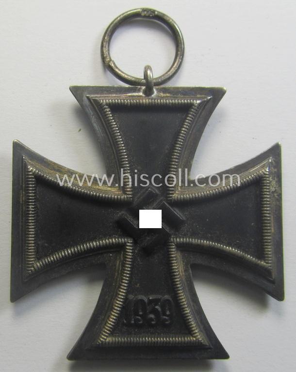 'Eisernes Kreuz 2. Kl.' being a maker- (ie. '76'-) marked example that comes stored in its period 'Zellstoff'-based pouch by the: 'Ernst L. Müller'-company as was based in the town of Pforzheim