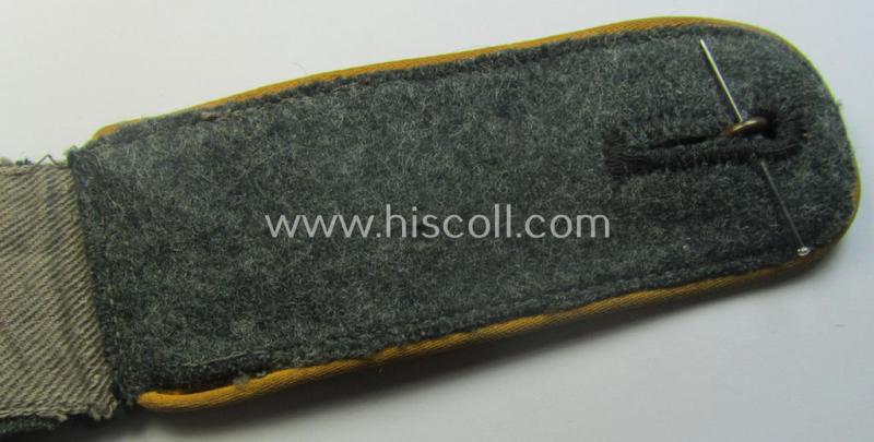 Single, WH (Heeres) EM-type (ie. 'M40'-pattern- and 'rounded-styled') shoulderstrap as was intended for usage by a: 'Soldat der Kavallerie o. Aufklärungs-Trpn.'