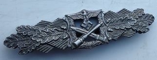 CLOSE COMBAT CLASP IN SILVER, BY W.E. PEEKHAUS