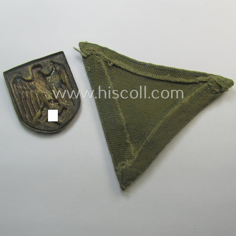 Fantastic - very desirable and complete! - truly worn and carefully tunic-removed, WH (Heeres) tropical-issued (ie. DAK-related) EM-insignia-grouping as was worn by a: 'Soldat o. Gefreiter u. Mitglied einer Nachrichen-Abtls.'