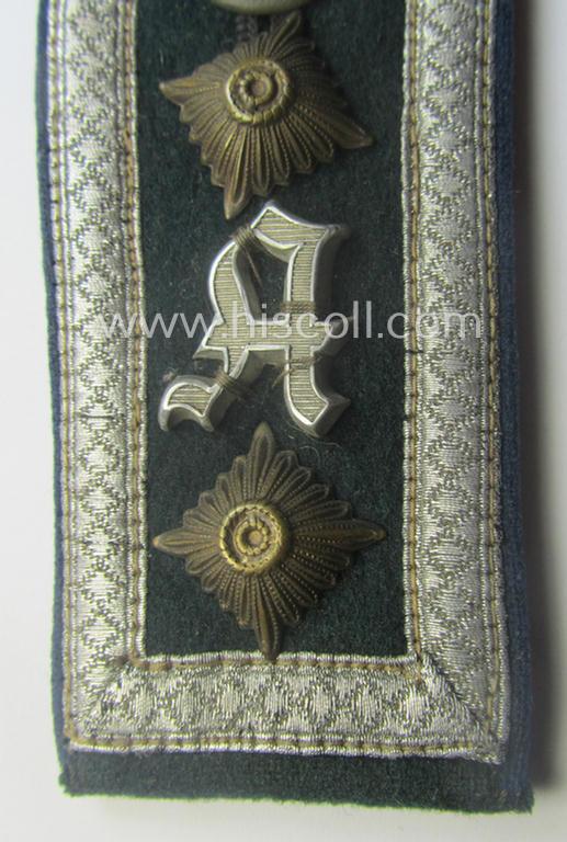 Single, WH (Heeres) NCO-type (ie. 'M40'-pattern- and neatly 'cyphered') shoulderstrap as was intended for usage by an: 'Oberfeldwebel u. Mitglied einer Ärztlichen Akademie'