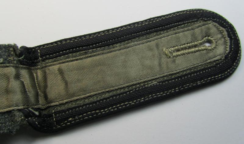 Single, later-war-period so-called: 'M44'-pattern, simplified WH (Heeres) NCO-type shoulderstrap as piped in the black-coloured branchcolour as was intended for usage by an: 'Unteroffizier der Pionier-Truppen'