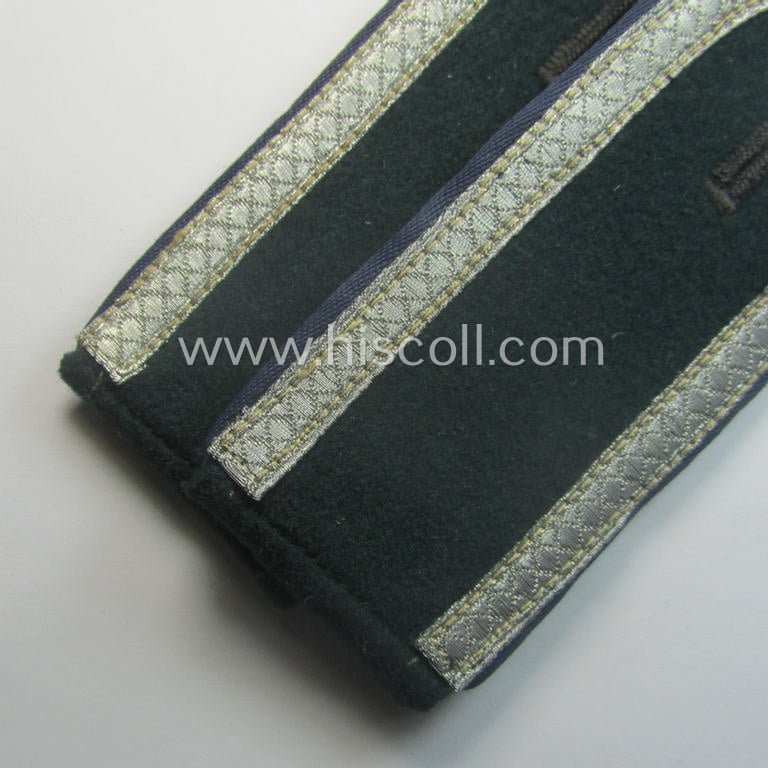 Pair of WH (Heeres) so-called: 'M40 o. M41'-pattern, NCO-type shoulderstraps: 'Unteroffizier einer Sanitäts-Abtlgs.'