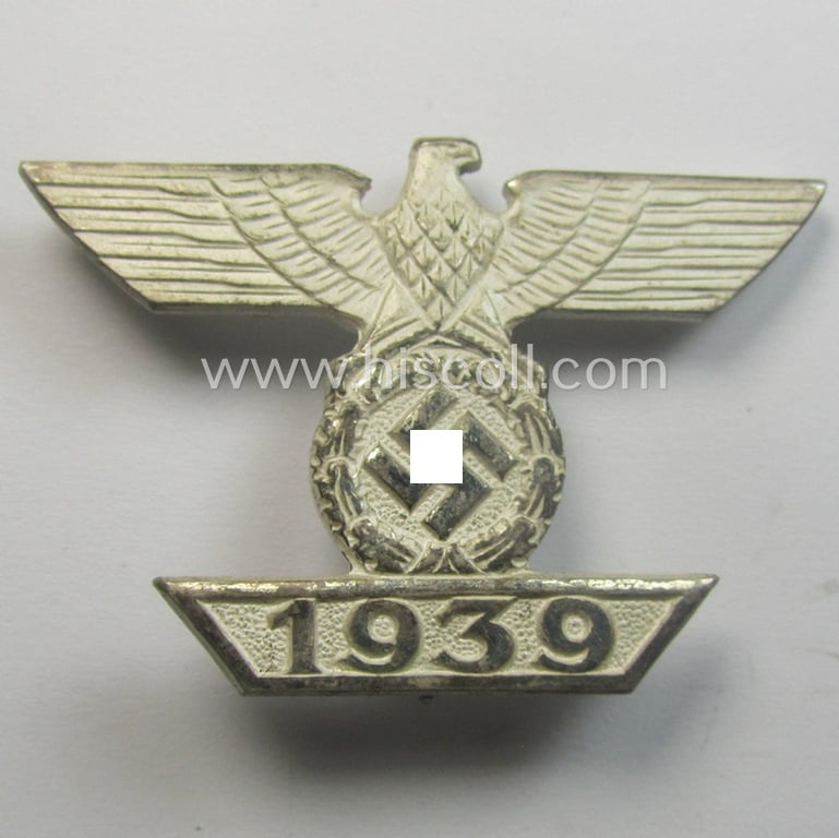 'Wiederholungsspange zum EK I. Klasse' (or: bar to the WWI IC first-class) by the maker (ie. 'Hersteller'): 'B.H. Mayer's Kunstprägeanstalt' and that comes stored in its accompanying etui