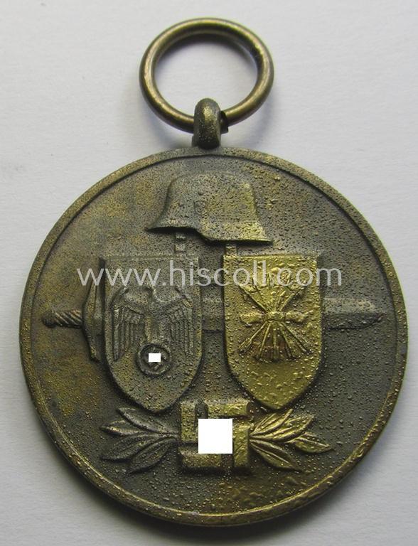 'Errinnerungsmedaille für die Spanischen Freiwilligen im Kampf gegen den Bolschevismus' being a (typical) non-maker-marked example by: 'Deschler & Sohn' in its 'Zellstoff'-based pouch