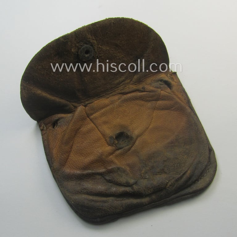 Natural-coloured- and/or genuine leather-based etui (ie. 'Tragetasche') as was intended to store an ID-disc (ie. 'Tragetasche für Erkennungsmarke') and that comes in a heavingly used- ie. worn, condition