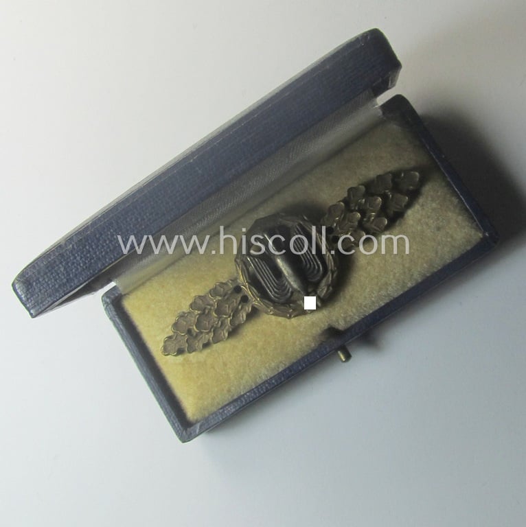 Stunning - and truly detailed! - 'Buntmetall'-based- (albeit non-maker-marked) specimen of a WH (Luftwaffe) 'Frontflugspange für Kampfflieger in Bronze' that comes stored in its early-war-pattern etui as issued