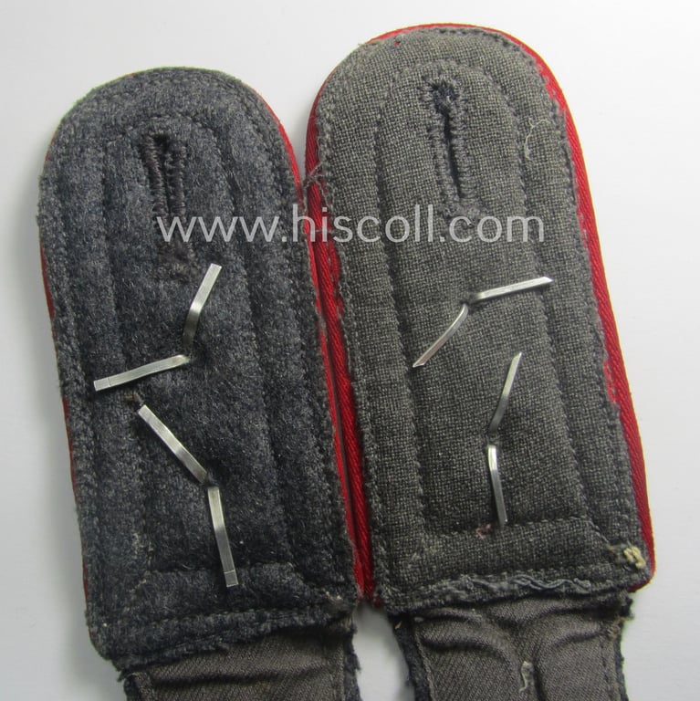 Neat - and/or fully matching! - pair of WH (Luftwaffe) NCO-type shoulderstraps as piped in the bright-red branchcolour as was intended for an: 'Oberfeldwebel o. Oberwachtmeister der Flak-Art.-Trpn.'