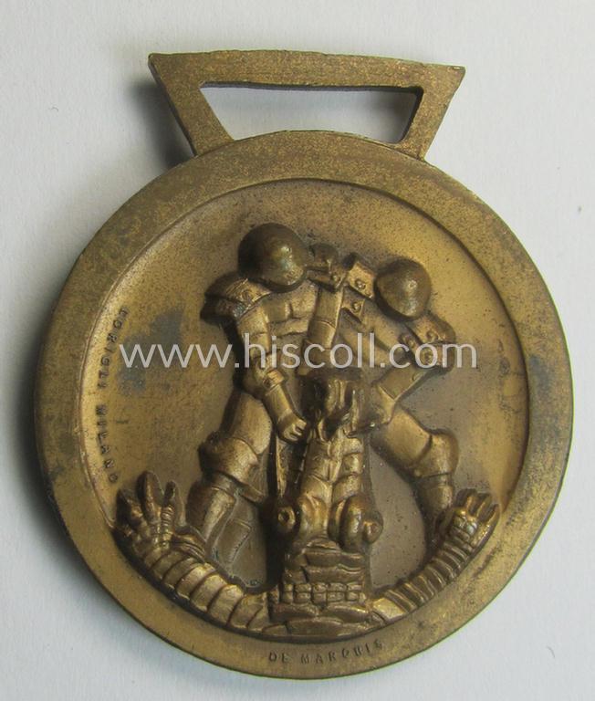 Superb, golden-bronze-coloured- (and I deem 'Buntmetall'-based-) example of a: 'Deutsch-Italienische Feldzugsmedaille' (or: German-Italian campaign medal) that came together with its (regular-sized) piece of original ribbon
