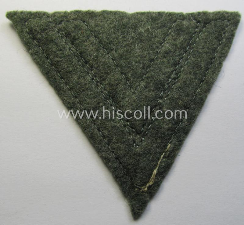 Attractive, WH (Heeres) 'Armwinkel' (or: arm-chevron) as executed on typical field-grey-coloured wool as was specifically intended for usage by a soldier with the rank of: 'Obergefreiter'