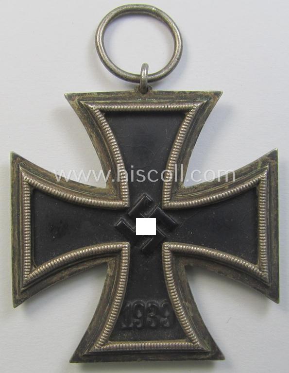 'Eisernes Kreuz 2. Klasse' (or: iron cross 2nd class) being a 'variant'- and/or non-maker-marked specimen as was executed in the desirable - and scarcely found! - so-called: 'runder Drei'- (ie. rounded-three-) pattern
