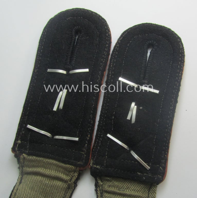 Superb - and very rarely found! - pair of WH (Heeres) 'cyphered', NCO-type shoulderstraps (for usage onto the black-coloured, 'wrap-around'-styled 'Panzer'-tunics) as intended for usage by an: 'Oberfeldwebel eines Panzerjäger-Rgts.'