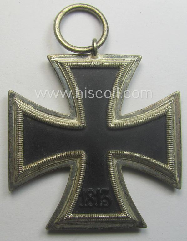'Eisernes Kreuz II. Klasse' being a maker- (ie. '40'-) marked example that comes together with its non-confectioned ribbon (ie. 'Bandabschnitt') by the maker (ie. 'Hersteller'): 'Berg & Nolte'