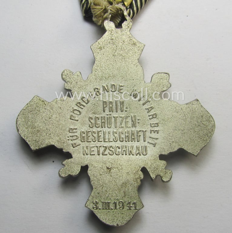 Superb - and most certainly unusually seen! - neatly enamelled and darker-green-toned, TR-period shooting-medal that shows on its back the text: 'Für förderende Mitarbeit - priv. Schützen-Gesellschaft - Netzschkau - 3. III. 1941'