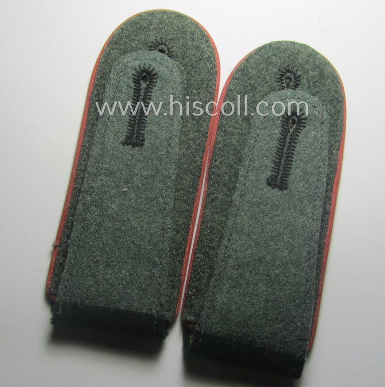 Pair of WH (Heeres), early-war period- (ie. 'M40'-pattern and/or rounded-style) EM-type shoulderstraps: 'Soldat eines Panzer- o. Panzerjäger-Rgts. o. Abts.'