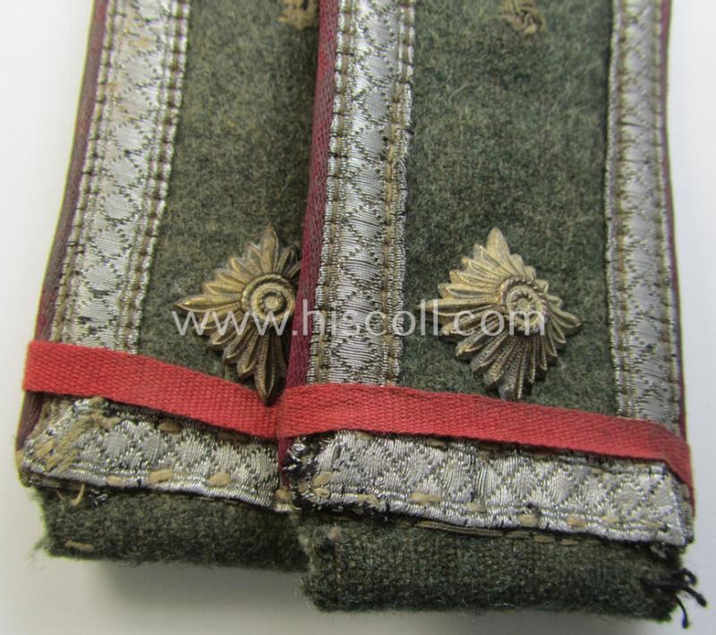 Superb - and/or fully matching! - pair of WH (Heeres), 'M40'- (ie. 'M43'-) pattern, NCO-type shoulderstraps having a rarely seen pair of regimental-indicator 'slip-ons' period-attached as was intended for a: 'Feldwebel eines (Nebel)Werfer-Rgts...
