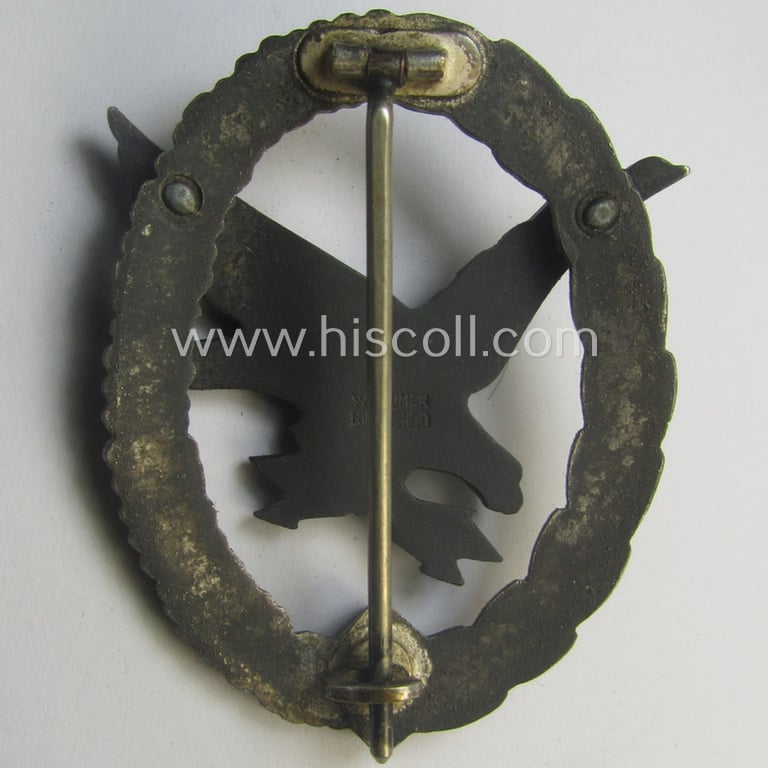 WH (Luftwaffe) 'Fliegerschützen-Abzeichen mit Blitzbündel' being a neatly maker- (ie. 'Wilh. Deumer'-) marked- and/or: typical zinc- (ie. 'Feinzink'-) based example as was produced by the: 'Wilh. Deumer'-company