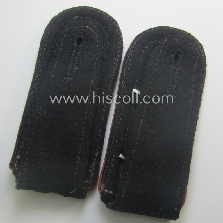 Superb - and very rarely found! - pair of WH (Heeres) 'cyphered', NCO-type shoulderstraps (for usage onto the black-coloured, 'wrap-around'-styled 'Panzer'-tunics) as intended for usage by an: 'Oberfeldwebel eines Panzerjäger-Rgts.'