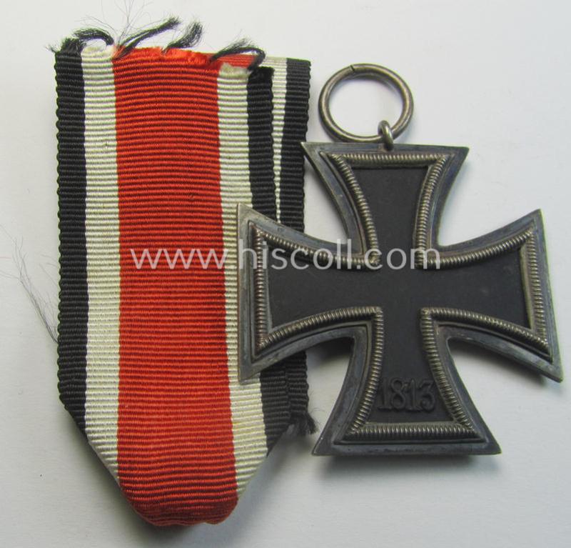 Attractive, 'Eisernes Kreuz II. Klasse' being a maker- (ie. '55'-) marked example that comes together with its original- and once-mounted ribbon (ie. 'Bandabschnitt') as was produced by the maker (ie. 'Hersteller'): 'J.E. Hammer & Söhne'