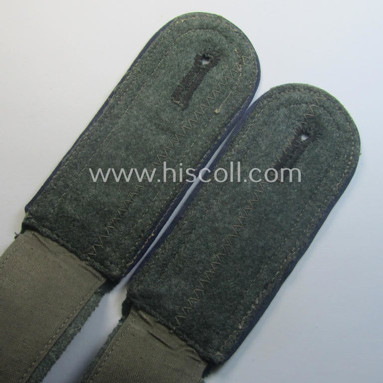Pair of WH (Heeres) so-called: 'M40 o. M41'-pattern, NCO-type shoulderstraps: 'Unteroffizier einer Sanitäts-Abtlgs.'