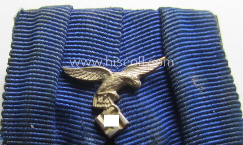 Tarnished silver-toned WH (Luftwaffe) so-called: 'Einzelspange' showing a: 'WH-Dienstauszeichnung 4. Stufe' (as was intended for 4 years of loyal-service) and that shows a detailed, Luftwaffe-type-eagle-device, period-attached