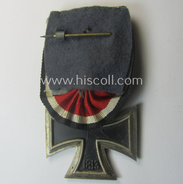 Attractive, Iron Cross 2nd class (or: 'Eisernes Kreuz 2. Klasse') being a nicely preserved example (of the 'standard-design' by a by me unidentified maker ie. 'Hersteller') and that comes period-mounted as a so-called: 'Einzelspange'