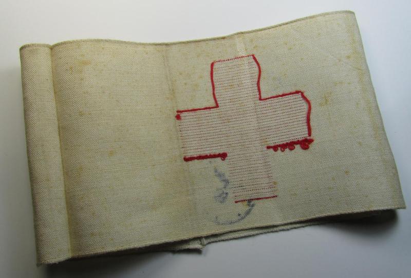 Attractive, WH (Heeres) related, linnen-based- and/or neatly 'machine-embroidered', beige-white-coloured DRK- (ie. 'Deutsches Rotes Kreuz'-) armband (ie. 'Armbinde') as was intended for the staff-members serving as medical orderly