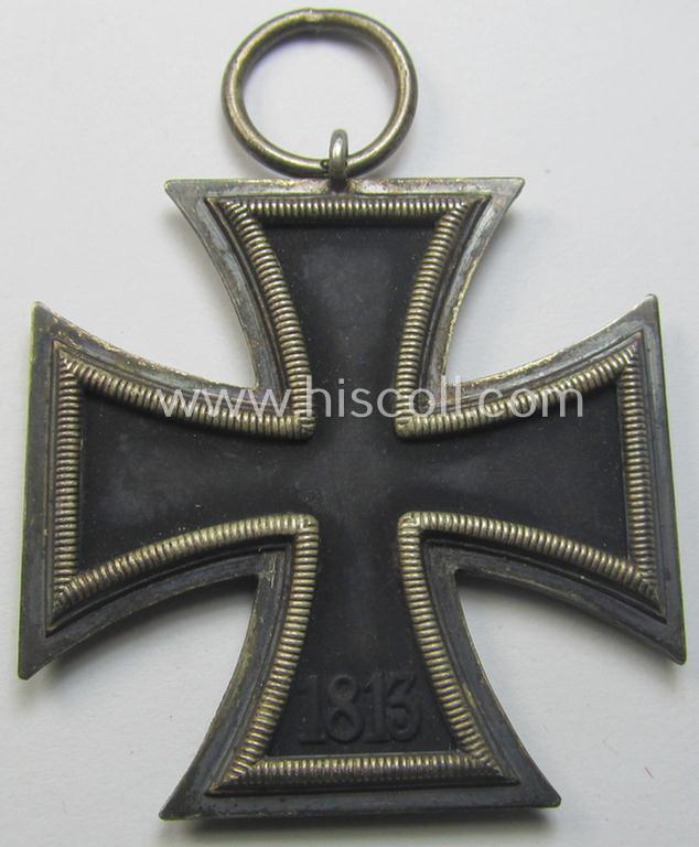 Attractive, 'Eisernes Kreuz II. Klasse' being a maker- (ie. '65'-) marked example that comes together with its original- and once-mounted ribbon (ie. 'Bandabschnitt') as was produced by the maker (ie. 'Hersteller'): 'Klein & Quenzer'