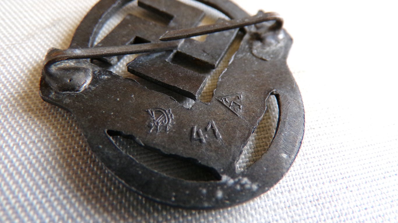 RADwJ Tradition Cap Badge
