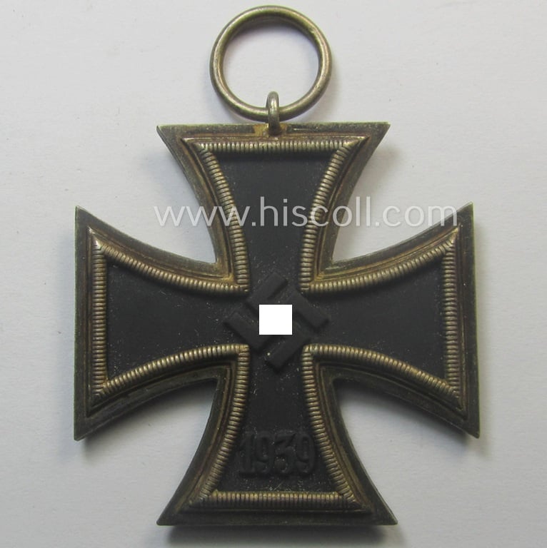 Fully matching 'EK II. Klasse'-set comprising of a neatly-maker- (ie. '66'-) marked specimen that comes with its ribbon (ie. 'Bandabschnitt') and 'Zellstoff'-based pouch as was produced by the company: 'Friedrich Keller' (ie. 'Hersteller 66')