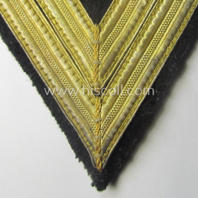 Neat - and not that often seen! - example of a hand-embroidered, 'Extra Qualität'-pattern WH (Kriegsmarine) rank-chevron (or: 'Dienstgradabzeichen') for usage on the darker-blue-coloured naval tunics as intended for a: 'Matrosen-Obergefreiter'