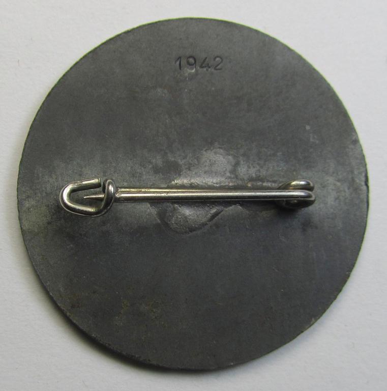 Attractive, Dutch NSB-party- (ie. WA)-related lapel-pin (ie. 'Veranstaltungsabzeichen' ie. tinnie) that is executed in zinc-based metal and that is depicting the text: 'WA-Marsch - Zuid-Holland - Utrecht' (1942)
