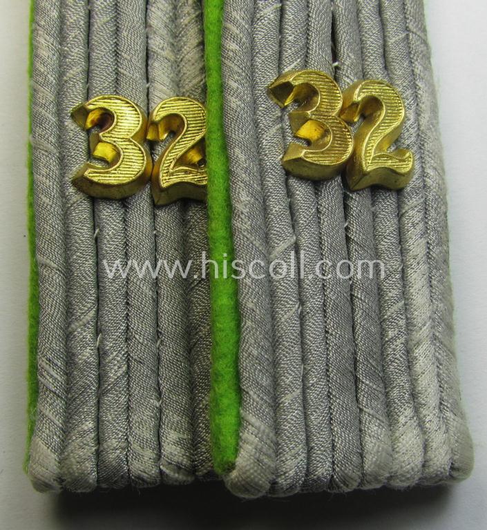 Pair of WH (Heeres) officers'-type shoulderboards: 'Leutnant des Grenadier-Rgts. 32'
