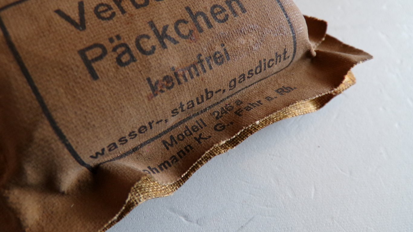Verbandpäckchen (field dressing) 1944