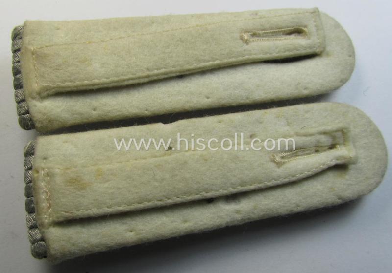 Superb - and fully matching! - pair of WH (Heeres) officers'-type shoulderboards as piped in the white- (ie. 'weisser'-) coloured branchcolour as was intended for an: 'Oberleutnant eines Infanterie-Regiments'