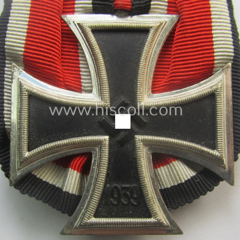 Stunning, 'Einzelspange' (ie. single-pieced medal-bar) showing an Iron Cross 2nd class (or: 'Eisernes Kreuz 2. Klasse') being an example of the 'Schinkel'-pattern