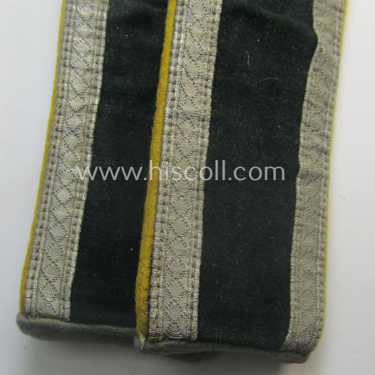Pair of WH (Heeres) early-war-period- (ie. 'M40'-pattern, 'tailor-made') NCO-type shoulderstraps: 'Uffz. u. Mitglied eines Kav. o. Aufklärungs-Rgts.'
