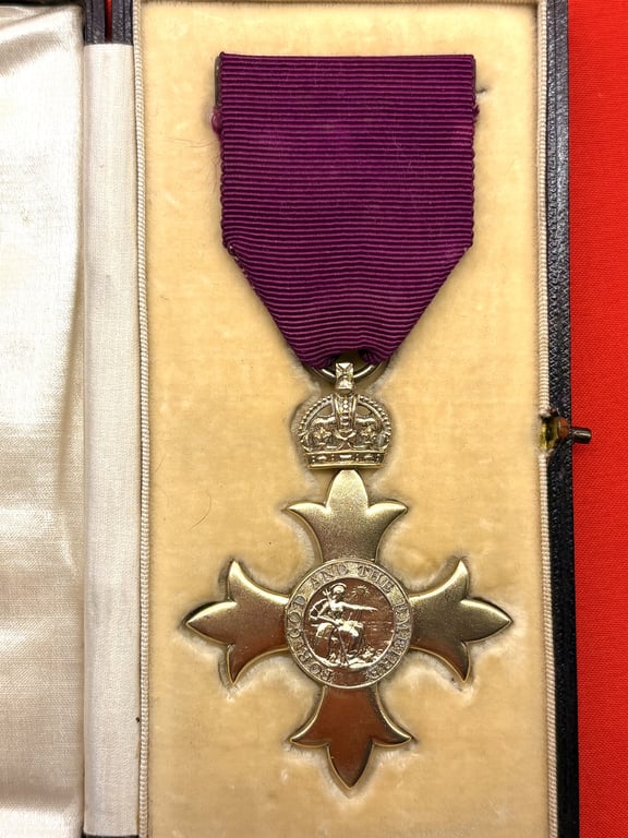 STUNNING AUTHENTIC ORIGINAL BRITISH WWI 1917 CASED OBE STERLING SILVER MEDAL.
