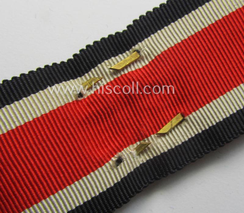 Stunning - and rarely encountered! - 'Ehrenblattspange der Luftwaffe' (or: airforce honour-roll clasp) being a 'Buntmetall'- (ie. 'Tombak'-) based example by the maker (ie. 'Hersteller') 'Otto Klein & Co.' that comes in its rarely seen etui