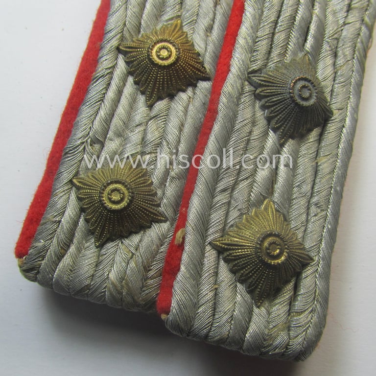 Truly used- and/or worn, 4-pieced WH (LW) insignia-set comprising of a pair of hand-embroidered, WH (Luftwaffe) officers'-type collar-patches and dito shoulderboards: 'Hauptmann der Flak-Artillerie-Trpn.'