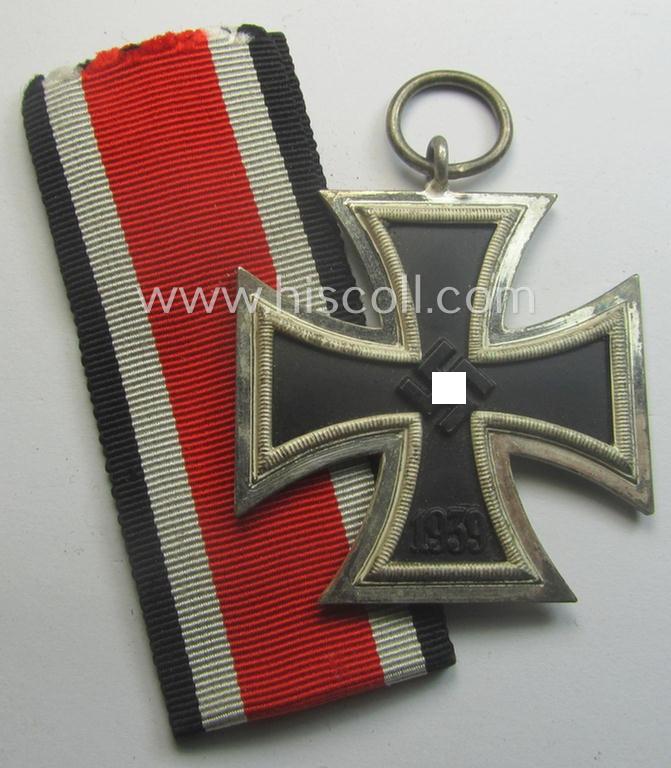 Medal-set: 'EKII. Kl.' comprising of a maker- (ie. '100'-) marked example that comes together with its ribbon (ie. 'Bandabschnitt') and (rarely seen!) 'Zellstoff'-based pouch as produced by the maker (ie. 'Hersteller'): 'Wächtler & Lange'