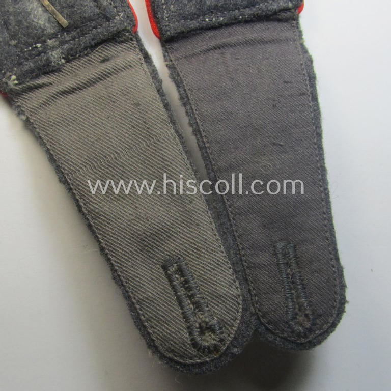 Neat - and/or fully matching! - pair of WH (Luftwaffe) NCO-type shoulderstraps as piped in the bright-red branchcolour as was intended for an: 'Oberfeldwebel o. Oberwachtmeister der Flak-Art.-Trpn.'