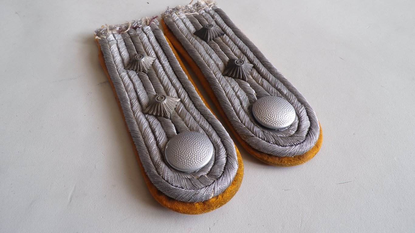 Shoulderboard for a cavalry / rec. Hauptmann